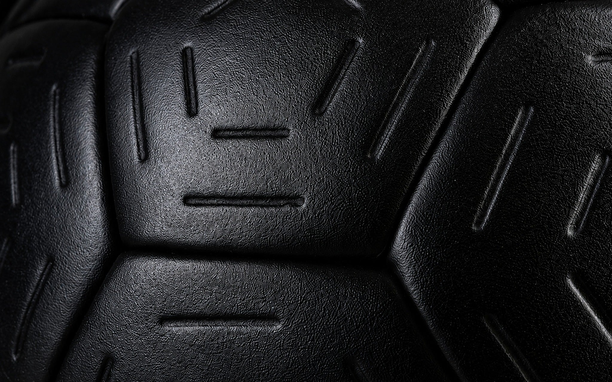 Close-up der strukturierten Oberfläche eines schwarzen CHAIZ Handballs