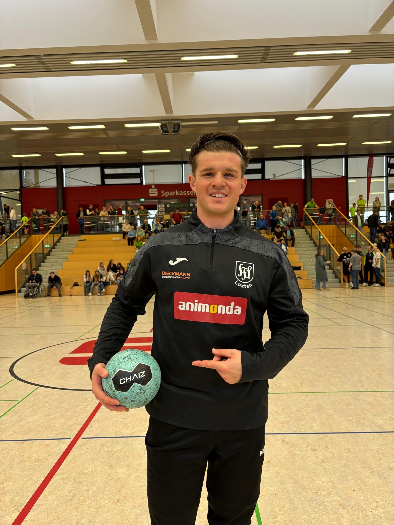 Handballspieler mit einem CHAIZ Handball in der Halle